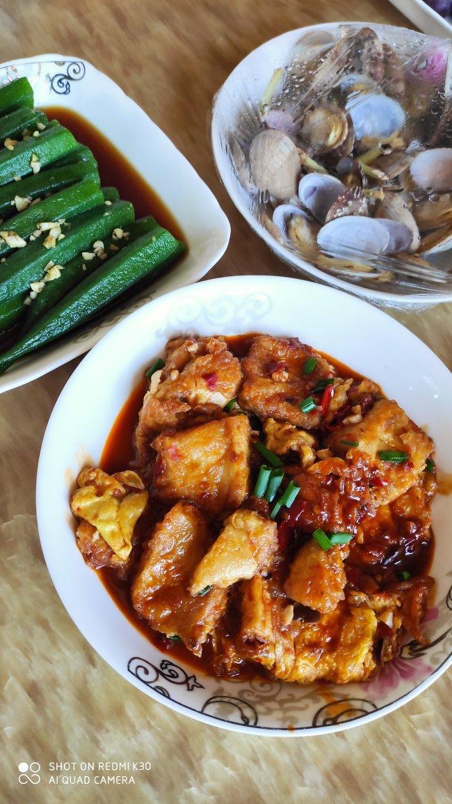 就像有句话所说：成年人的世界里，从来就没有“容易”二字。很多时候，你只能单枪匹马，直面生活的兵荒马乱。