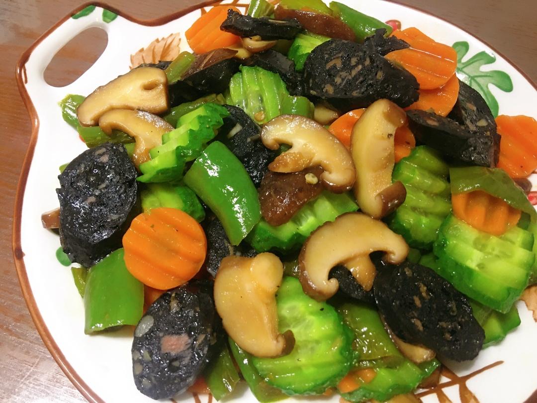 黑色料理并不黑暗（小美版墨鱼肠炒辣白菜年糕）