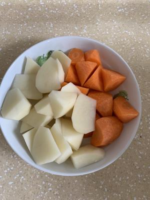 筋头巴脑（就是带肉的牛蹄筋）炖红萝卜土豆（比外面买成品实惠很多）的做法 步骤4