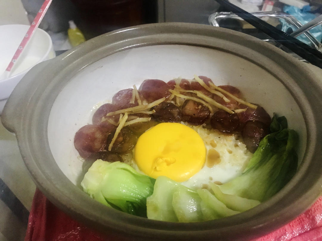 广式腊味煲仔饭