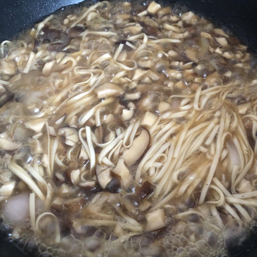 菌汤面条 看得见的香菇 尝得到的鲜美 这才是真正的菌汤