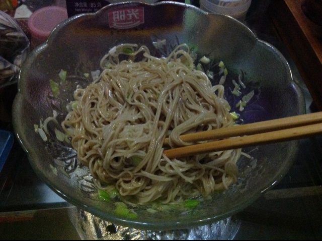 葱爆面—就是汪涵在天天向上里面做的那个啦