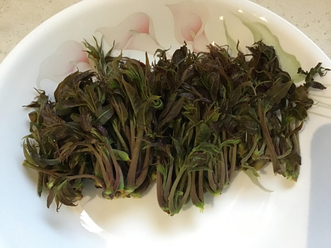 炸佛手(香椿芽)的做法 步骤1