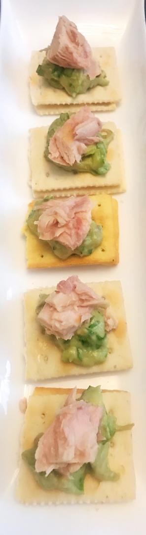 2分钟的营养早点心=梳打饼干+牛油果+金枪鱼