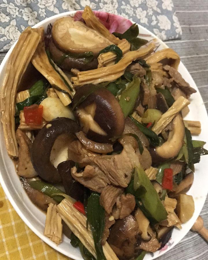 堂妈小厨  五花肉香菇烧腐竹
