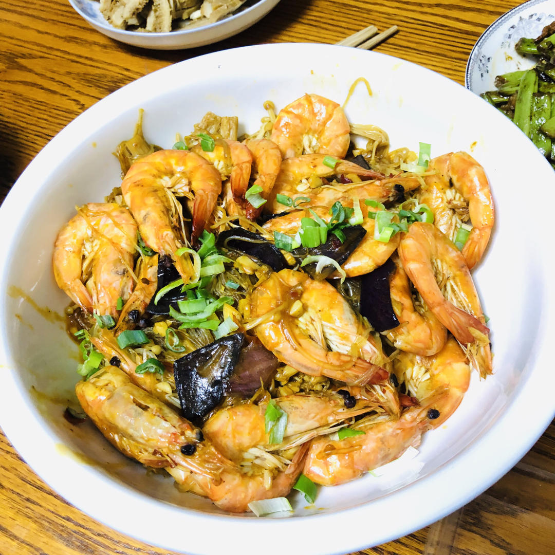 简单易上手的金针菇粉丝虾煲