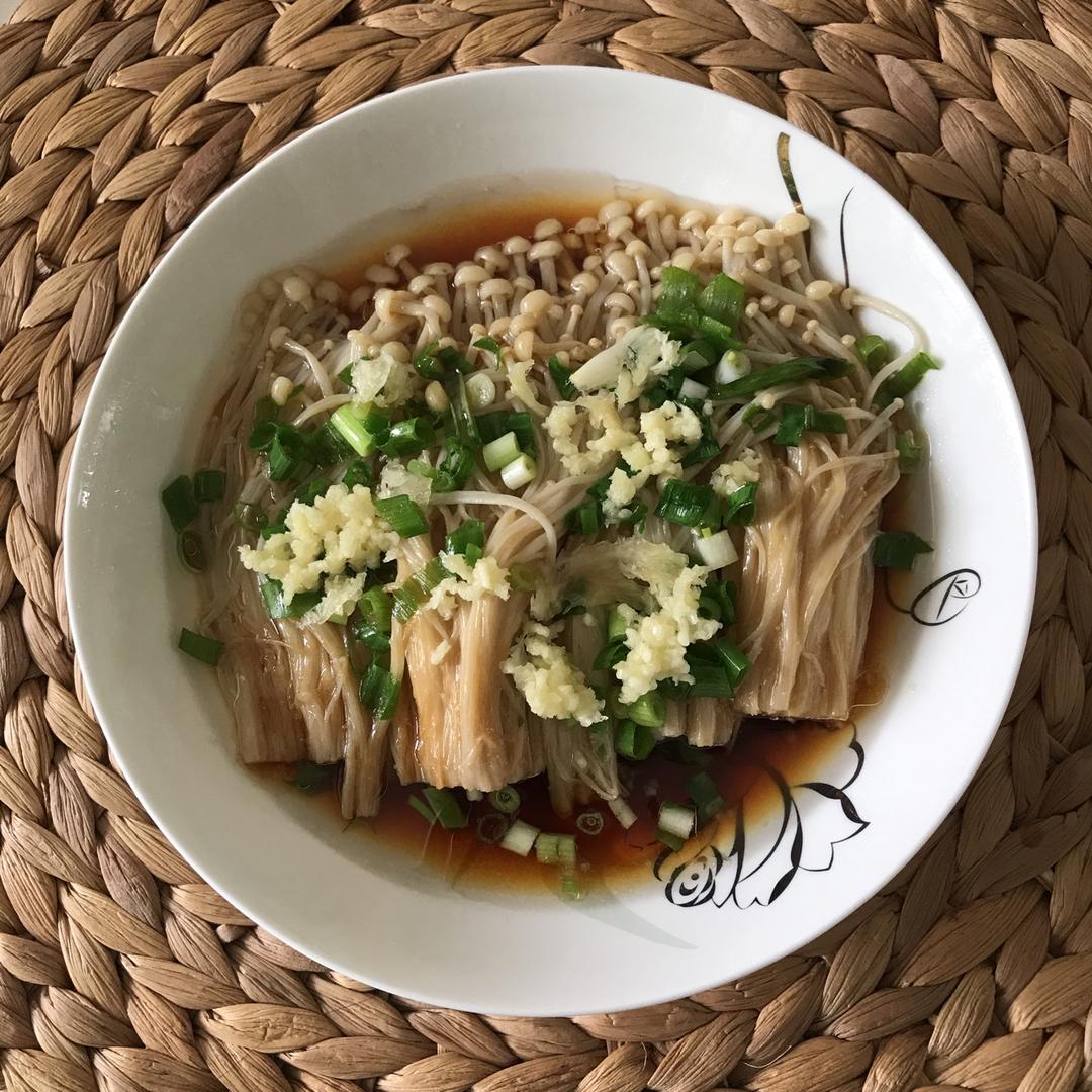 葱油金针菇——10分钟快手菜，你绝对不能错过的美味~