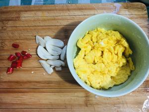 上班族的健康食谱-洋葱秋葵炒鸡蛋的做法 步骤2