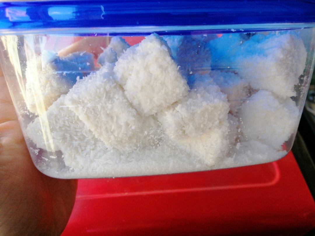 【视频】85度C 椰蓉牛奶小方～不用烤箱的夏日甜点