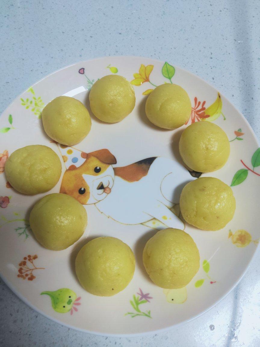 松软香甜的奶黄包，很快就可以搞定。