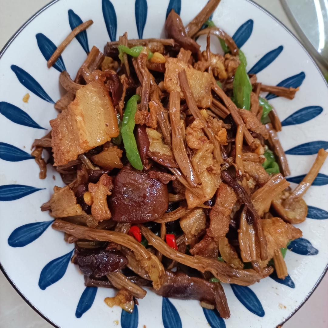 五花肉干锅茶树菇