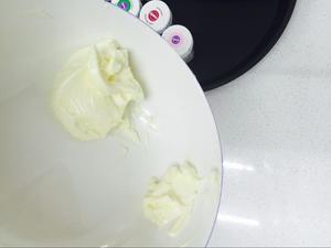 奶油霜调色的做法 步骤2