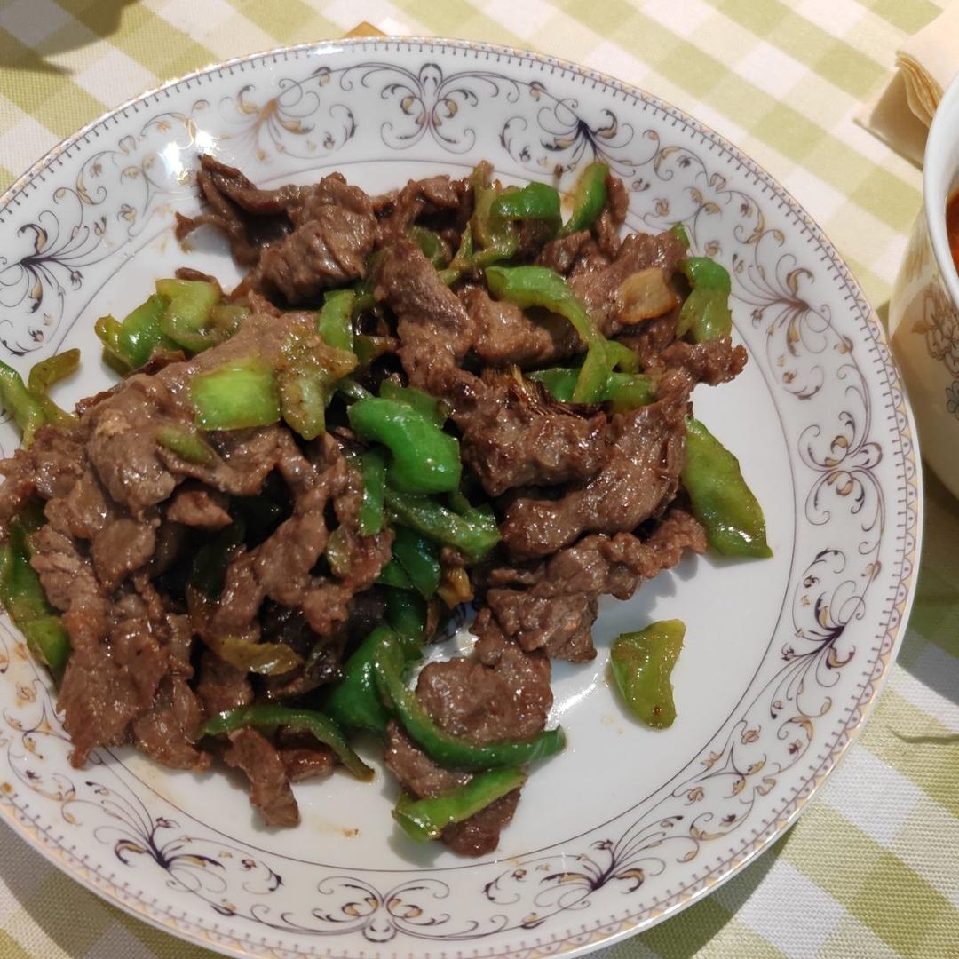 3分钟快手青椒炒牛肉，家庭版无盐无味精嫩香牛肉，我的常备菜单