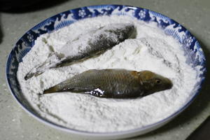 椒盐香酥炸鱼的做法 步骤3