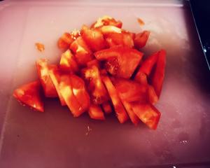 适合夏日的时蔬小炒之热量超级低简单美味的番茄炒西葫芦的做法 步骤2
