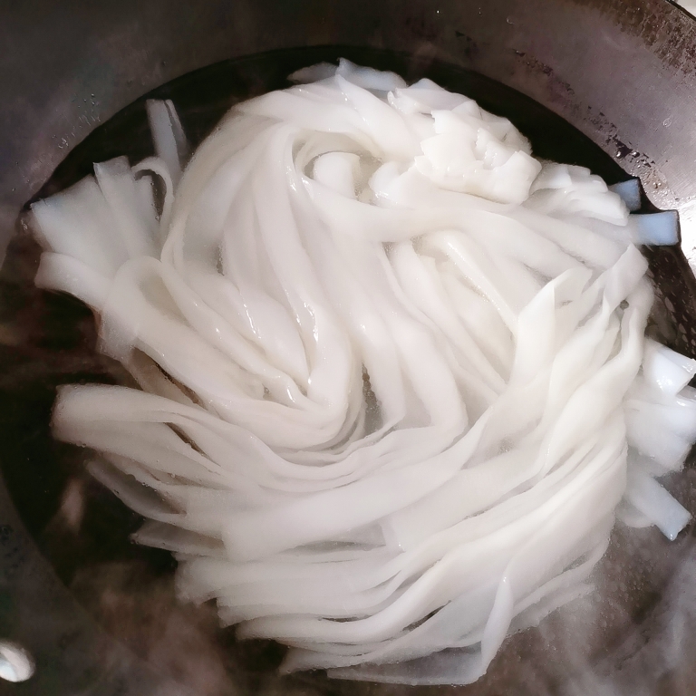 暖冬咖喱河粉汤🔥🔥的做法 步骤3