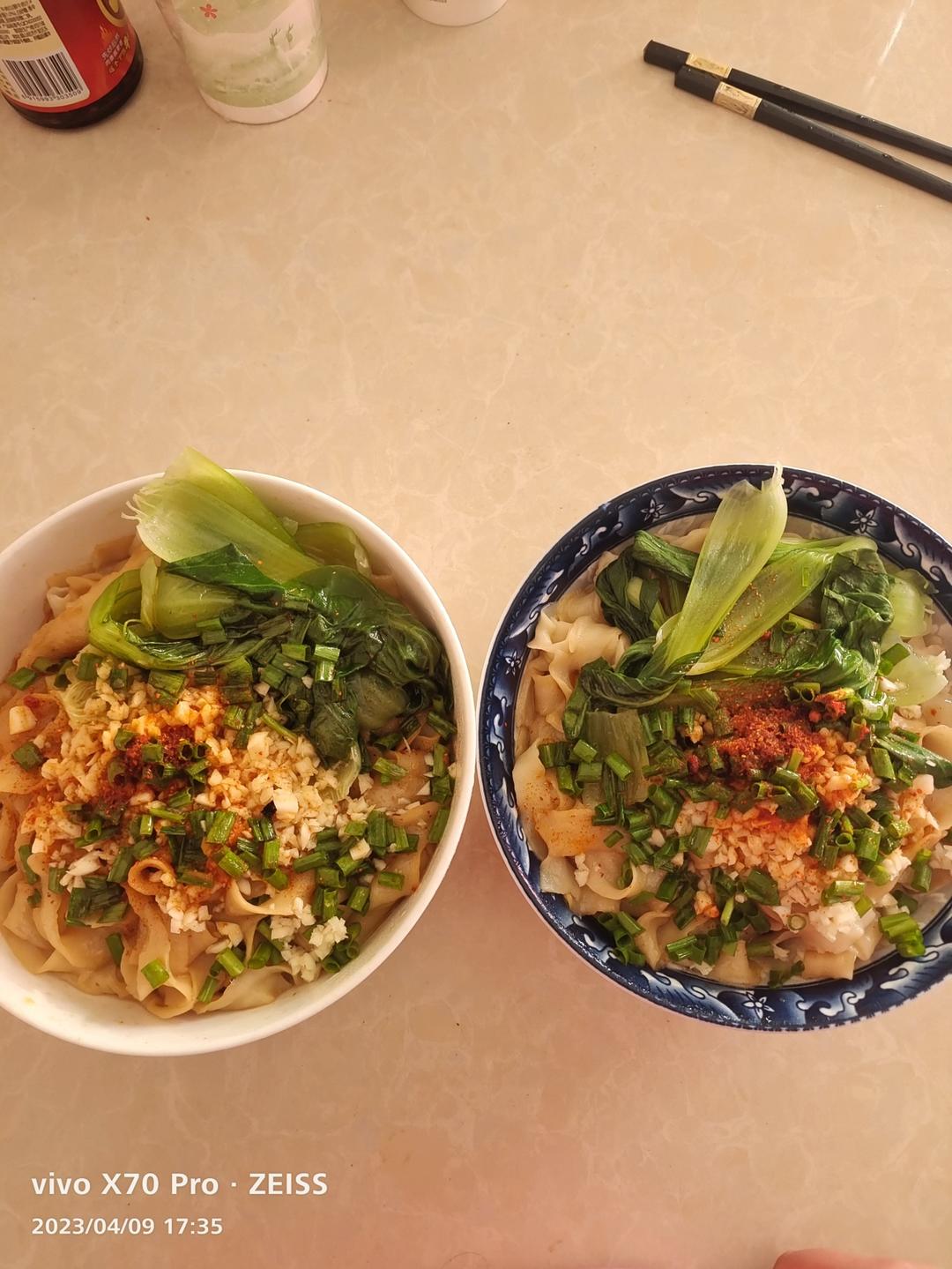 十分钟就能吃上的超简单油泼面
