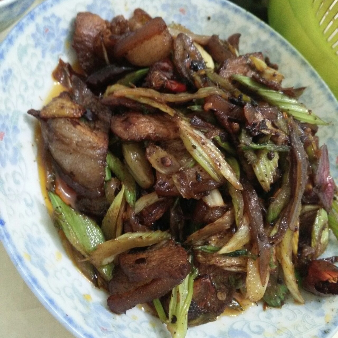 肉片炒洋葱芹菜