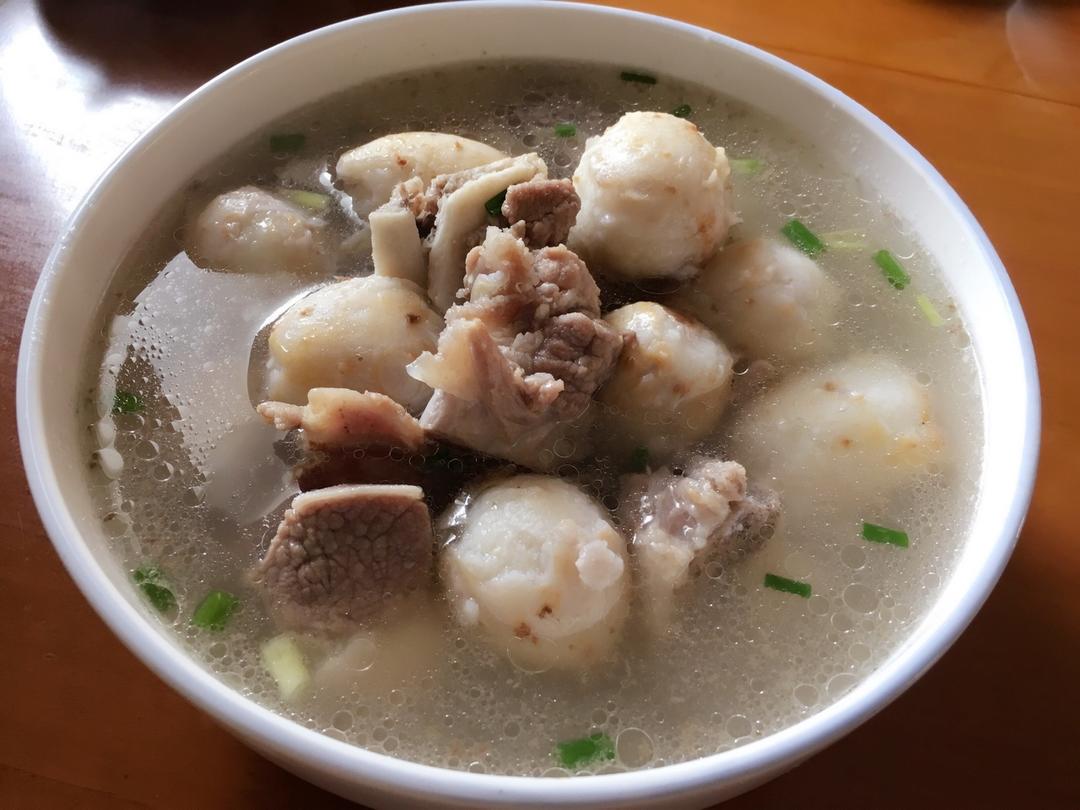 伍悦洋洋做的芋艿排骨煲