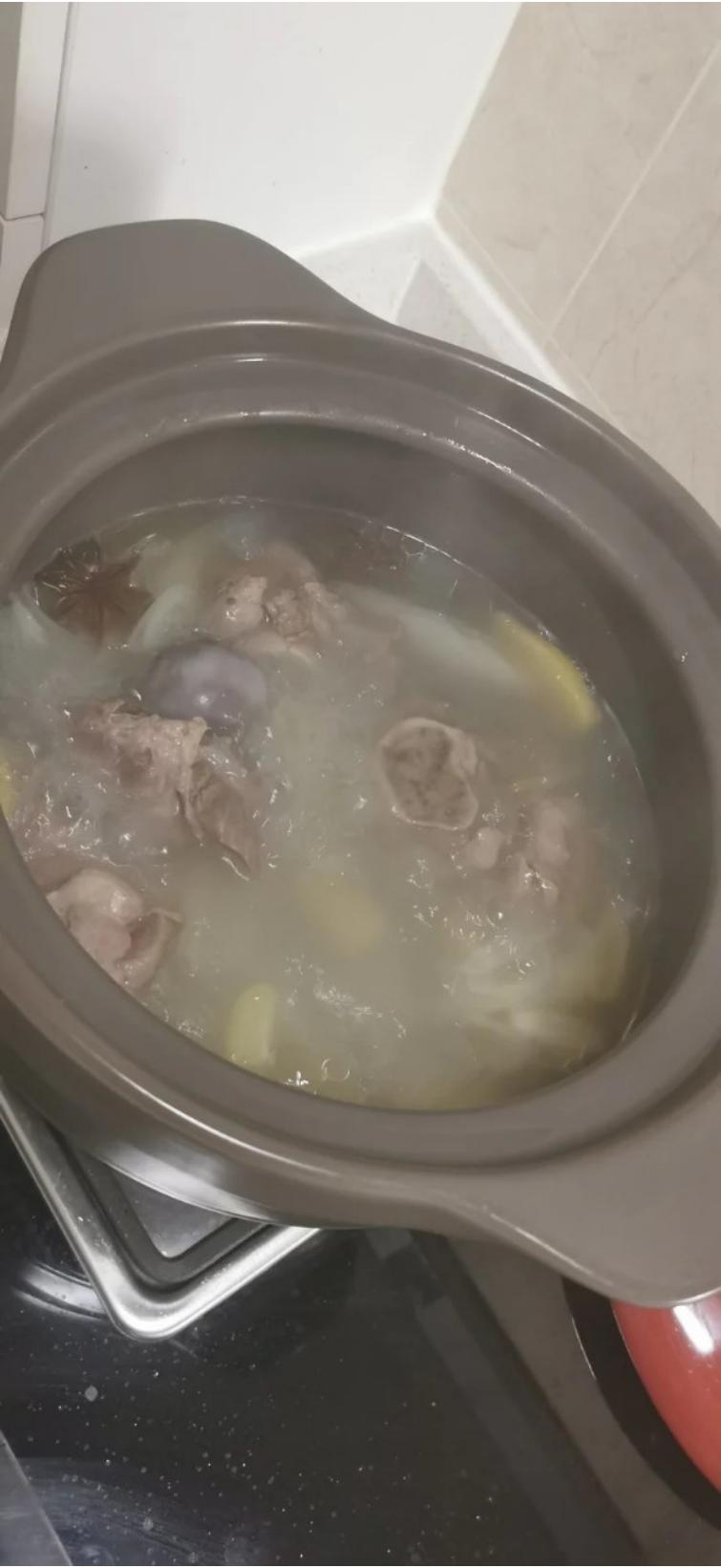 非常简单又美味的大骨头汤