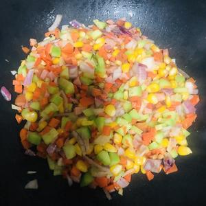 五彩斑斓炒饭                    （玉米红萝卜青瓜洋葱火腿肠虾仁蛋炒饭）的做法 步骤8