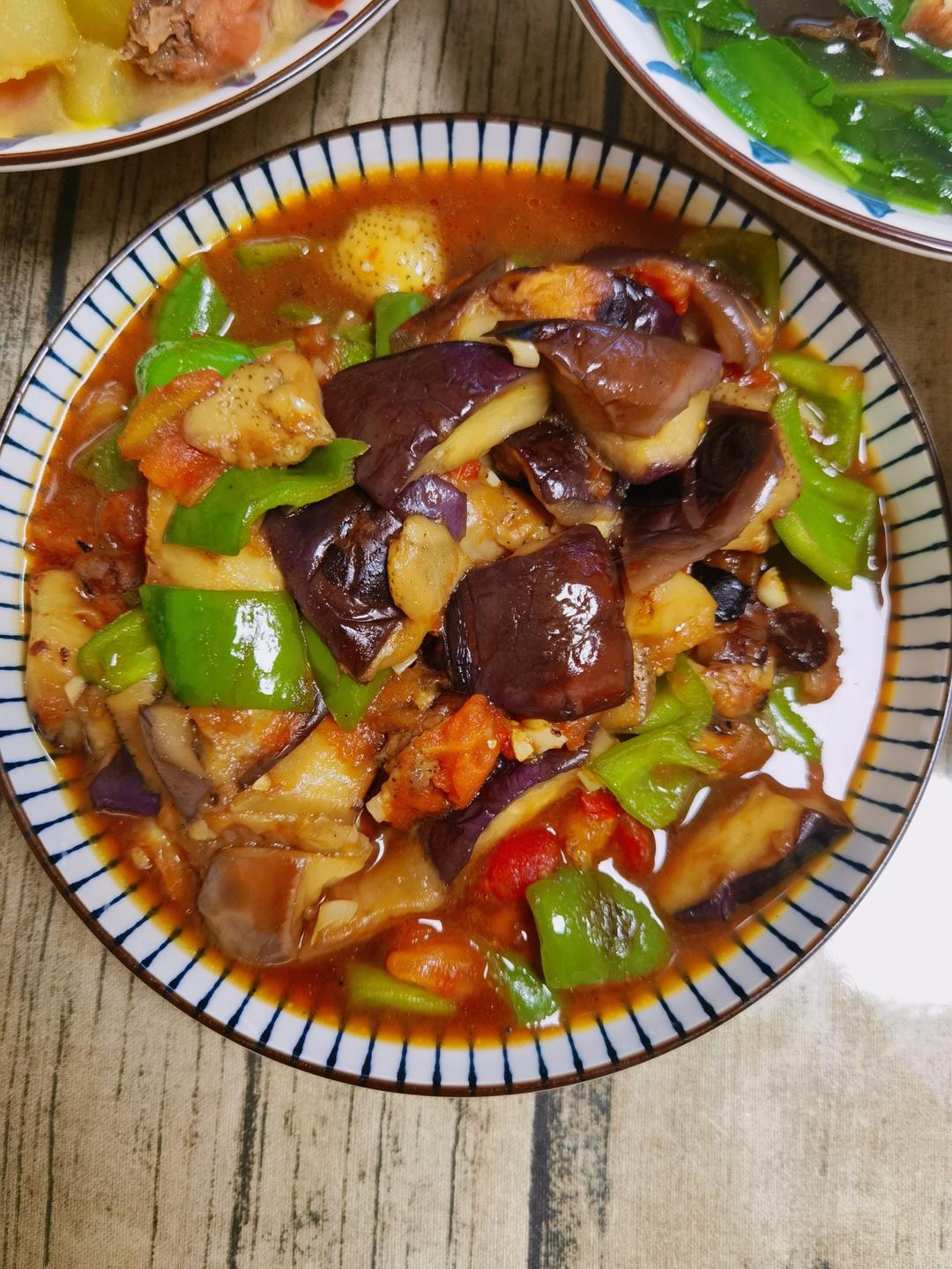 西红柿青椒焖茄子（少油的茄子做法）