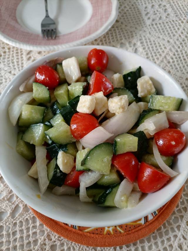 地中海料理—希腊风味烤鸡肉串配希腊沙拉（Chicken Souvlaki & Greek Salad）