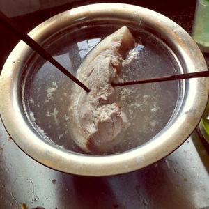 传统重庆回锅肉 蒜苗胡萝卜版的做法 步骤3