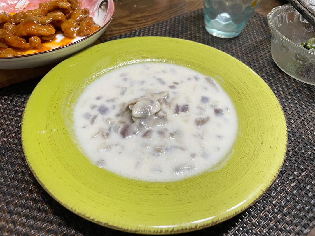 超惊艳奶油蘑菇汤(牛奶版本)