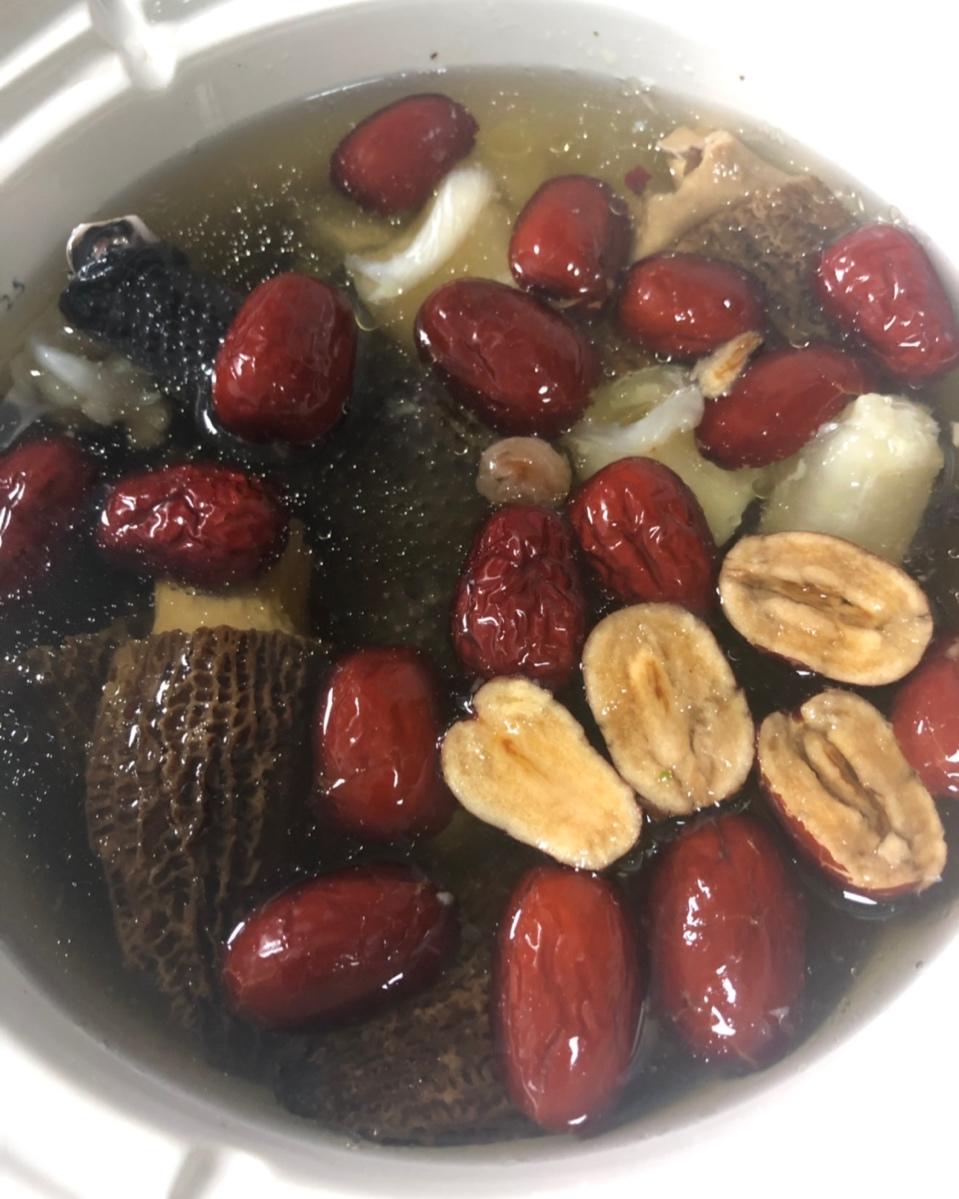 花胶羊肚菌煲鸡汤