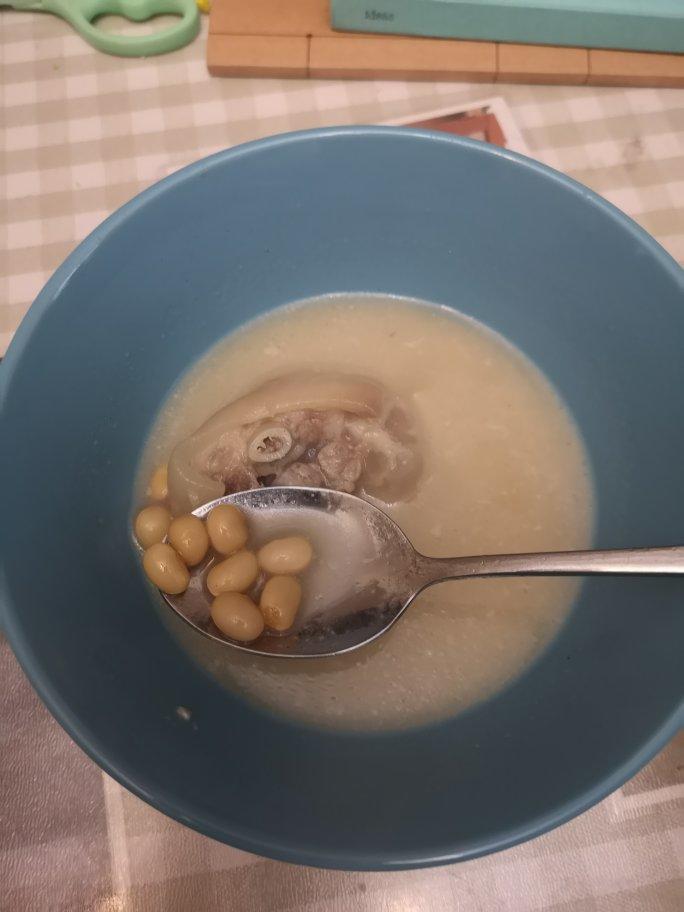 孩子爱喝的黄豆炖猪蹄，清香不油腻，先煎后炖才能软糯弹牙