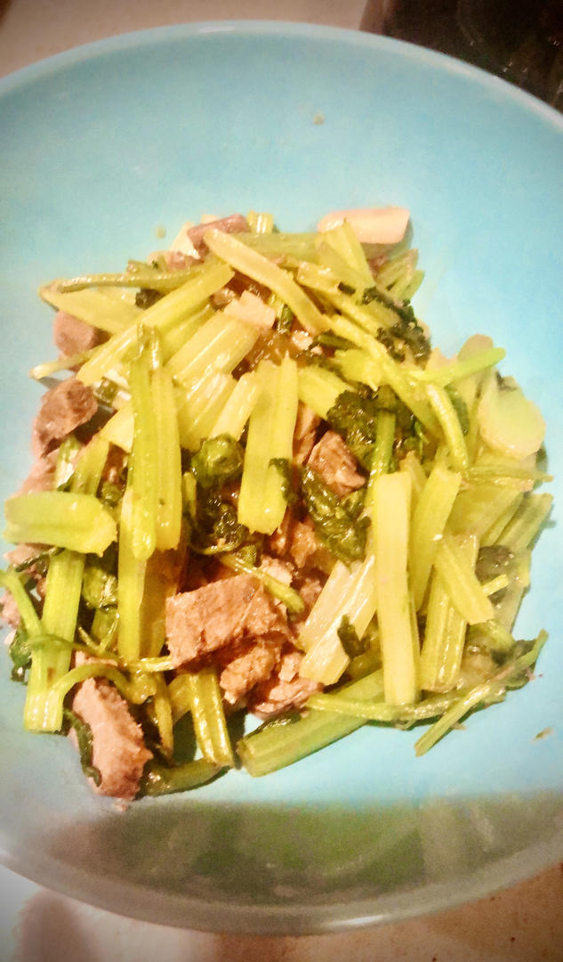 芹菜炒肉的新方法（这样炒出来的芹菜脆，肉丝嫩滑）