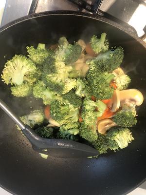好看又好吃的减肥菜：白蘑菇胡萝卜西兰花的做法 步骤3