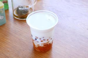桂花酒酿桃胶奶茶的做法 步骤7