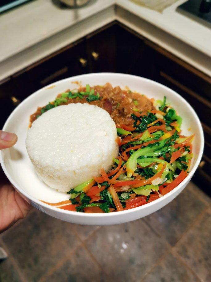 正宗东非三件套ugali+炖牛肉+焖炒卷心菜
