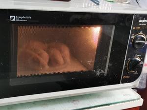 不焦不水的烤烟薯（微波炉版烤红薯）的做法 步骤5
