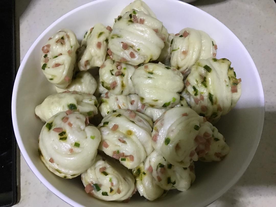 最好吃的火腿葱香花卷—附让葱不变黄的小窍门