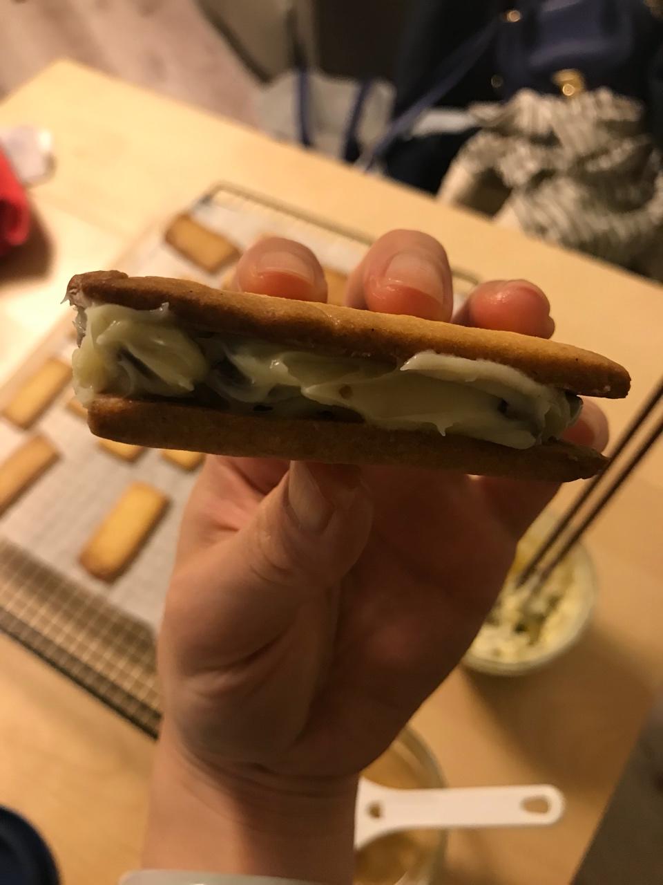 黄油三明治饼干（完美PK北海道六花亭朗姆葡萄三明治饼干）