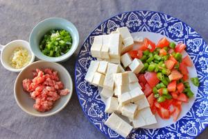 青椒西红柿dú豆腐（贵阳家常系列）的做法 步骤1