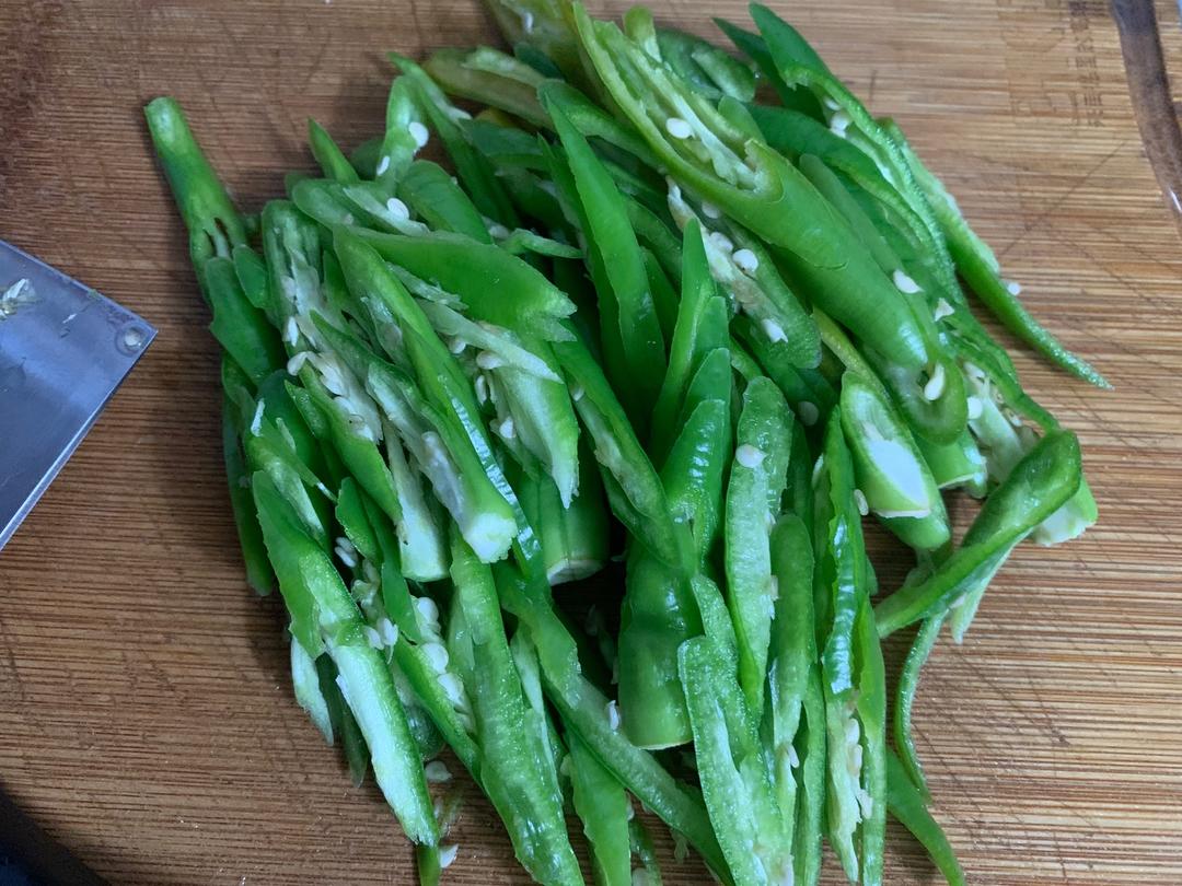 青二荆条切丝蒜拍碎,泡仔姜,泡野山椒,红小米椒切丝,和花椒粒装一起牛