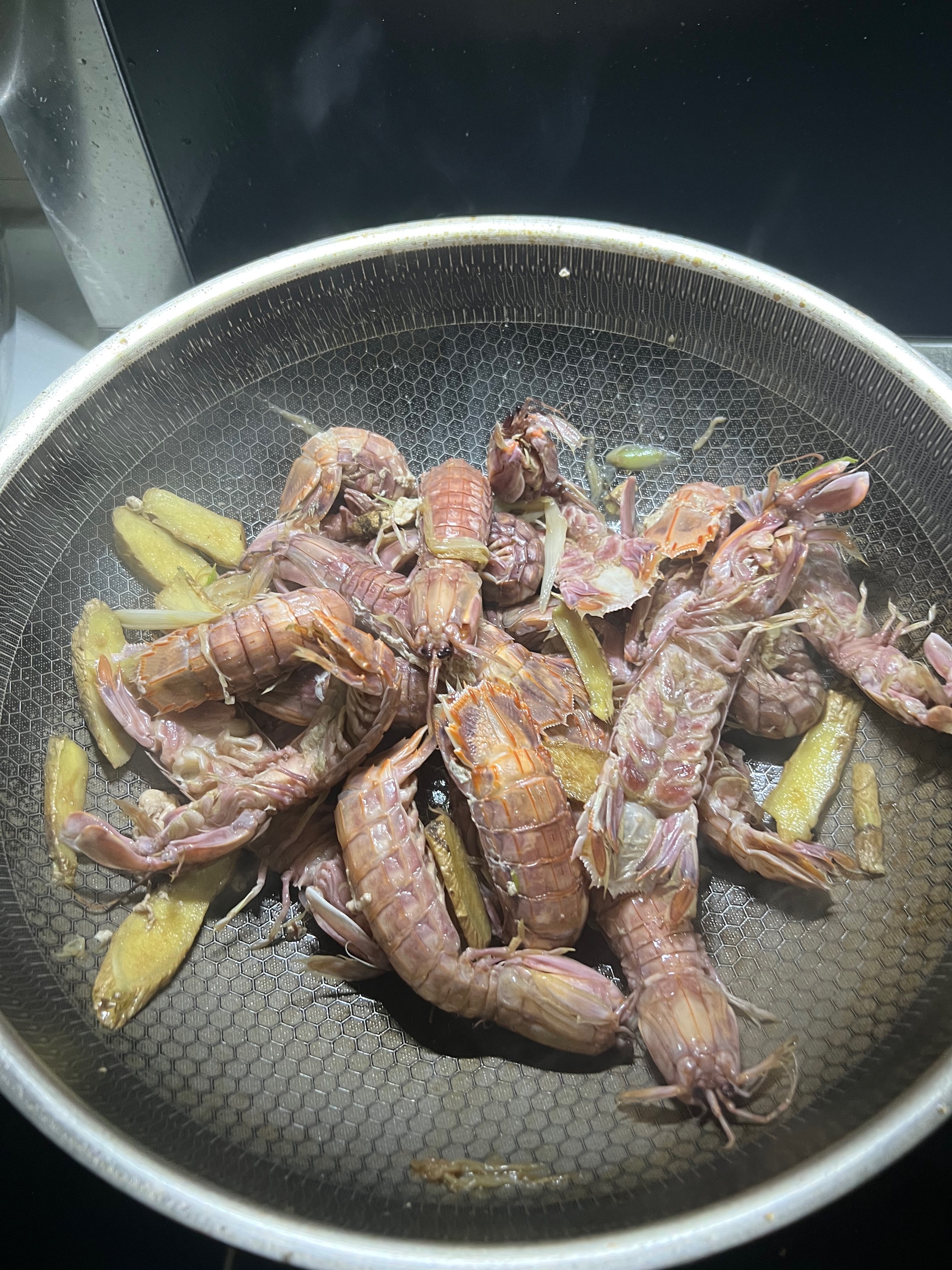 比清蒸和水煮还要省事的干腾（tēng）皮皮虾的做法