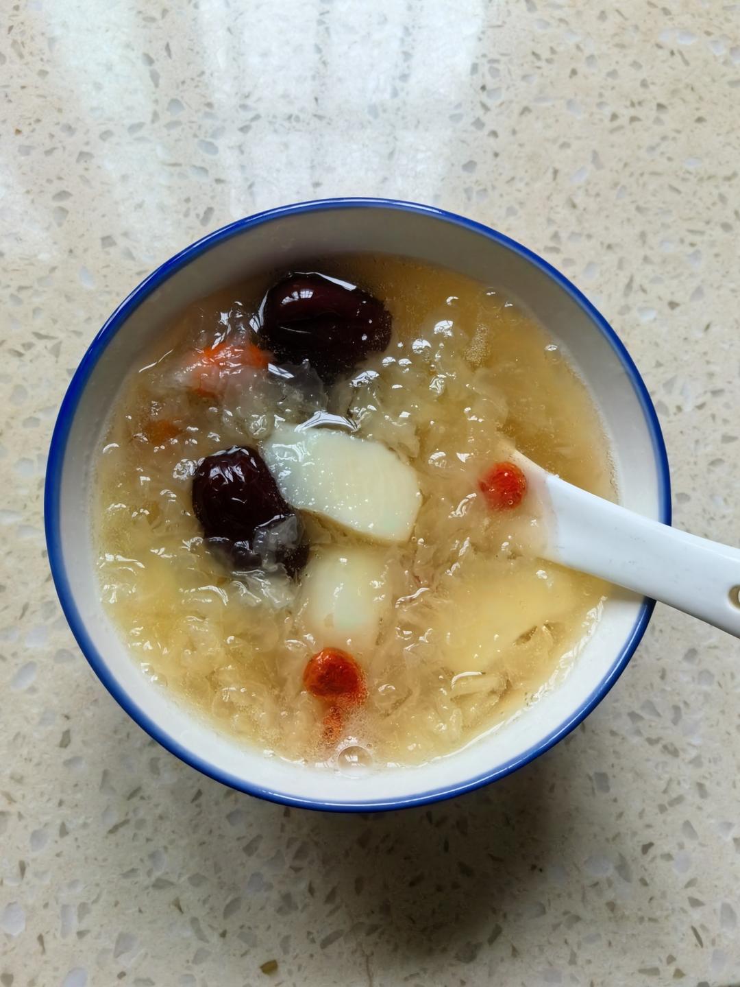 红枣银耳马蹄糖水——很滋润养颜哦