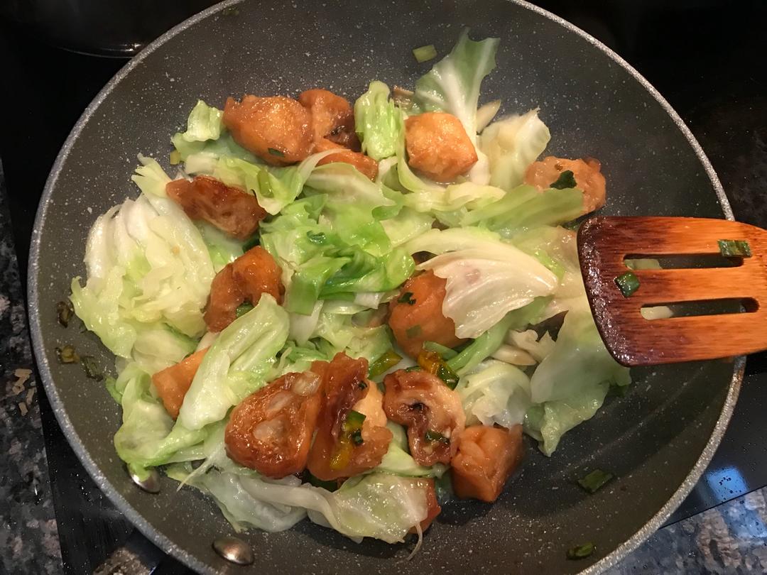 圆白菜炒油条