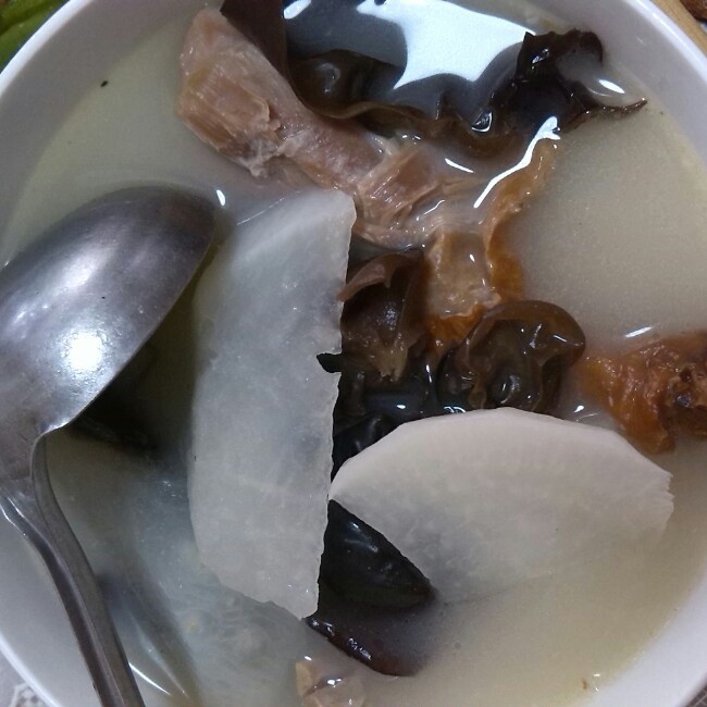 白萝卜煲鸭架汤