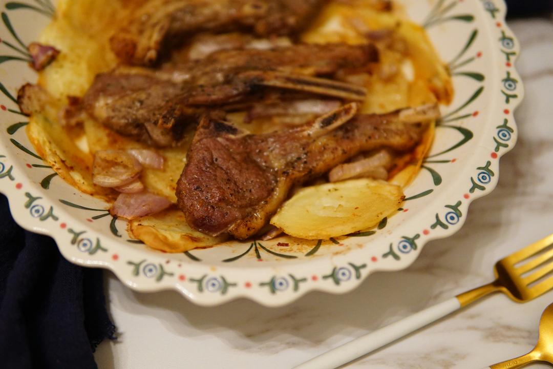 孜然羊排烤土豆