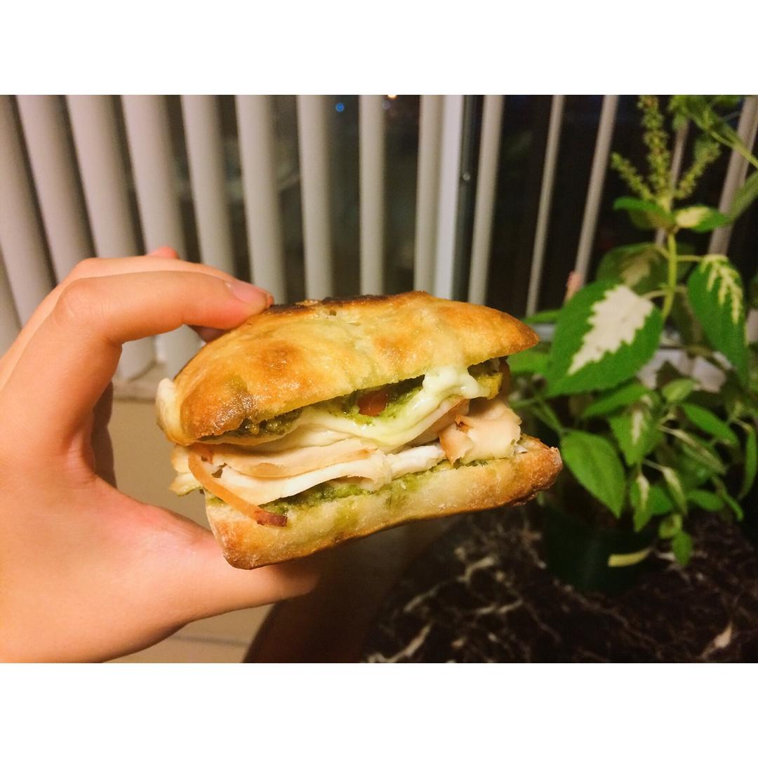 烤鸡肉三明治