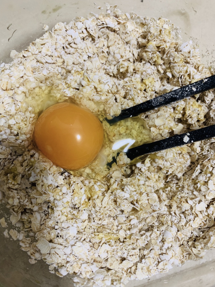 20分钟搞定的椒盐鸡蛋燕麦小饼『消耗燕麦片』的做法 步骤1
