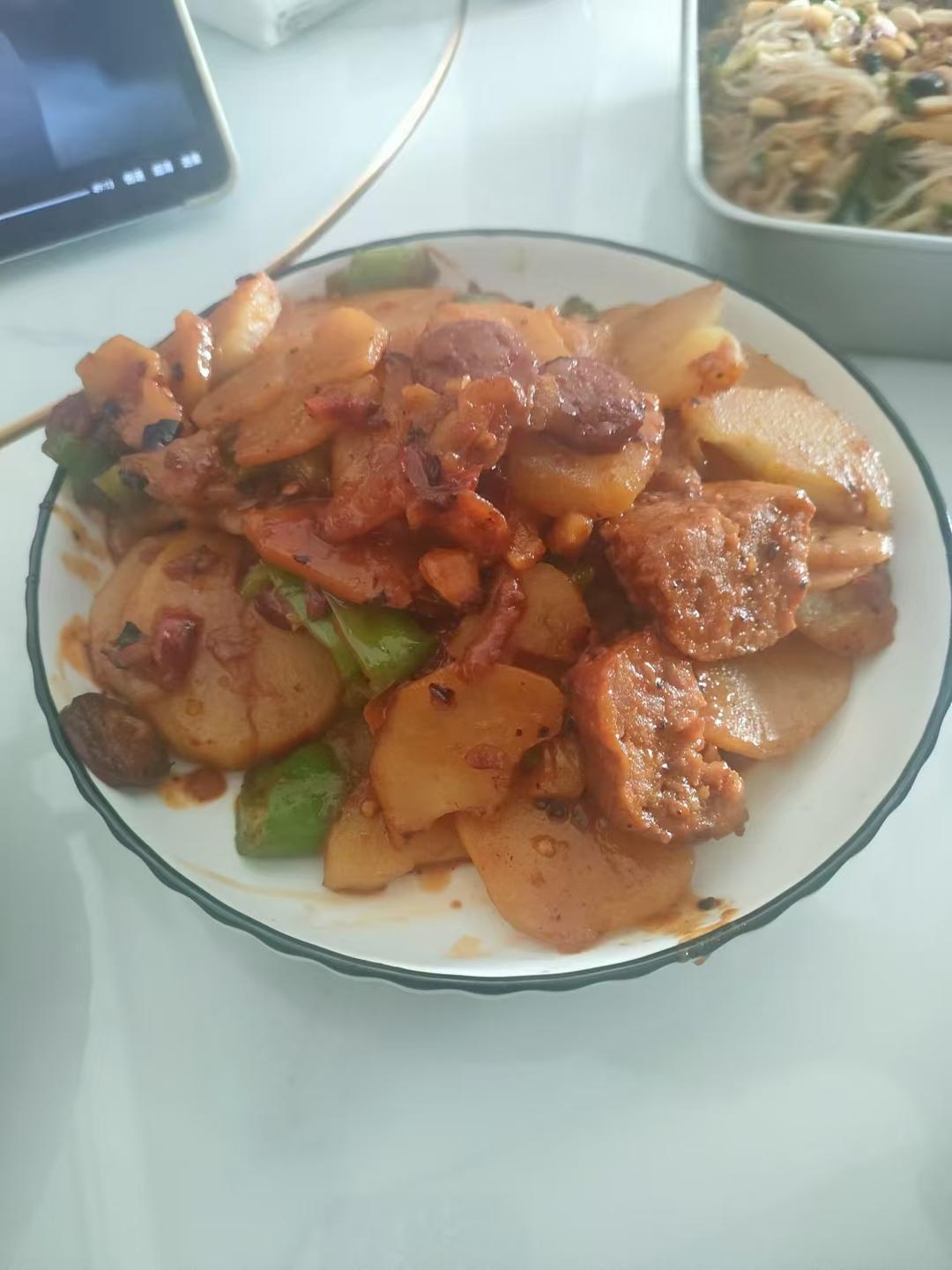 土豆焖腊肠
