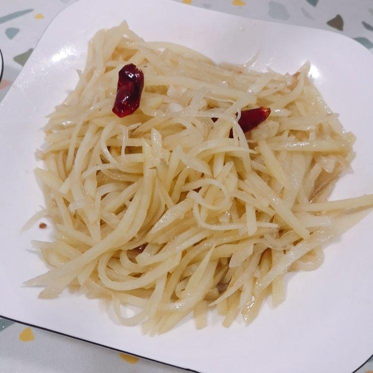 酸辣土豆丝的正宗做法，学会这三个技巧，土豆丝脆爽又下饭