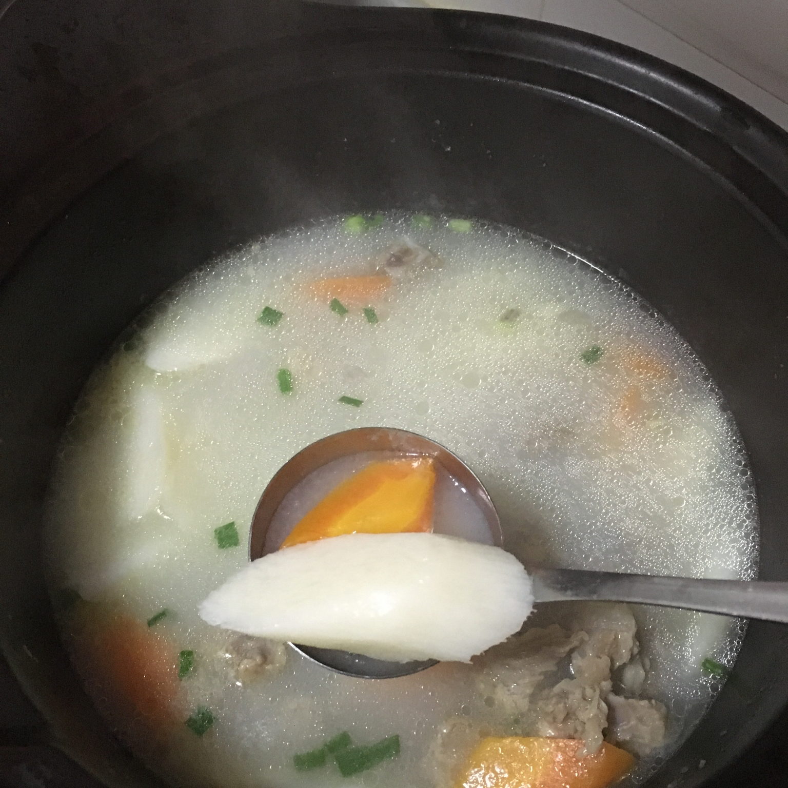 胡萝卜淮山排骨汤